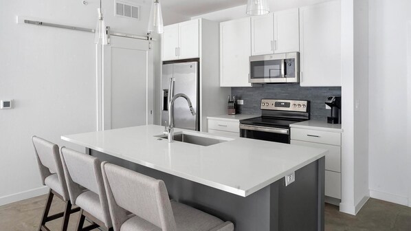 Refrigerador y comedor 