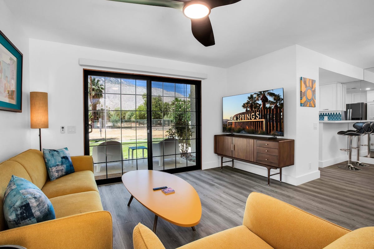 Condo, 1 King Bed, Kitchen, Pool View (Farrell N79) | Living area