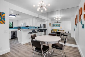 Leilighet, 1 kingsize-seng, kjøkken, bassengutsikt (Farrell N79) | Spiseområde