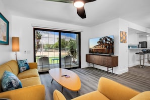 Condo, 1 King Bed, Kitchen, Pool View (Farrell N79) | Living area