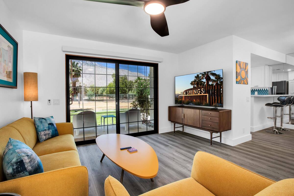 Condo, 1 King Bed, Kitchen, Pool View (Farrell N79) | Living area | 42-inch flat-screen TV with digital channels