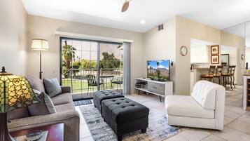 公寓客房, 1 張特大雙人床, 陽台 (Farrell N80) | 起居區 | 42-吋平面電視,提供數位頻道