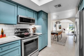 Appart'hôtel, plusieurs lits, patio, vue jardin (Parocela D27) | Cuisine privée | Réfrigérateur, micro-ondes, four, plaque de cuisson