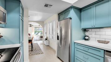 Condo, Berbilang Katil, Patio, Garden View (Parocela D27) | Dapur peribadi | Peti sejuk, ketuhar gelombang mikro, ketuhar, dapur