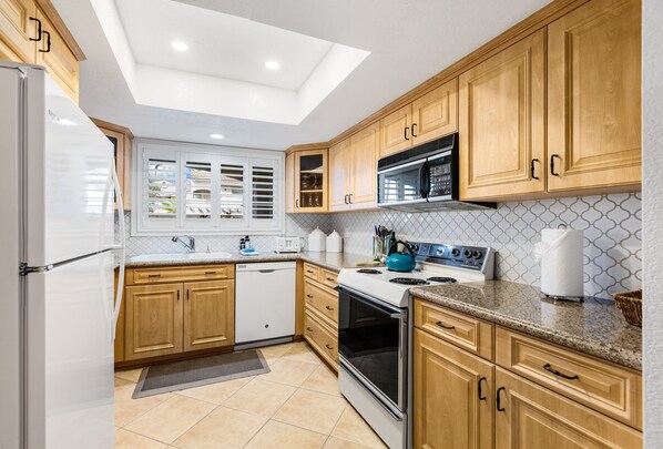Appart'hôtel, plusieurs lits, patio, vue jardin (Parocela P111) | Cuisine privée | Réfrigérateur, micro-ondes, four, plaque de cuisson