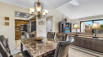 Condo, 2 Katil Ratu (Queen), Balcony, Mountain View (Plaza Villas 554) | Tempat makan