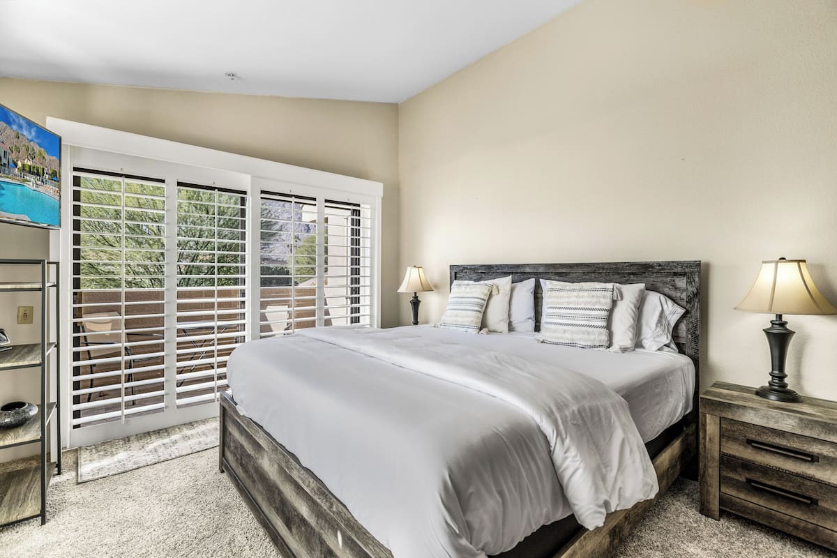 Condo, 2 Queen Beds, Balcony, Mountain View (Plaza Villas 554) | 2 bedrooms, individually decorated, individually furnished, bed sheets