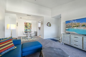 Living area - Gated Urban Palm Escape (Palm Springs)