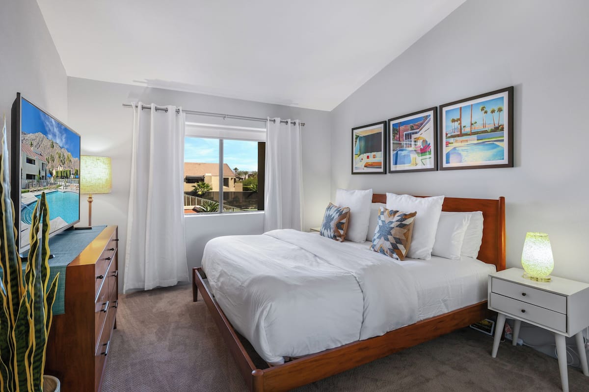 Condo, 1 King Bed, Balcony, Pool View (Plaza Villas 537) | 2 bedrooms, individually decorated, individually furnished, bed sheets