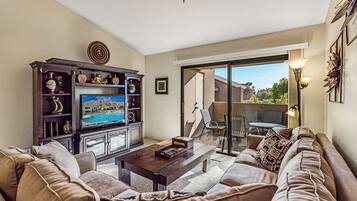 Kondominium, 2 Tempat Tidur Queen, balkon, pemandangan gunung (Plaza Villas 554) | Area keluarga | Televisi layar datar 42-inci dengan saluran TV digital