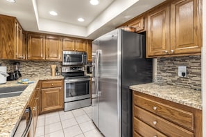 Condo, 2 Queen Beds, Balcony, Mountain View (Plaza Villas 554) | Private kitchen | Fridge, oven, coffee/tea maker, dining tables