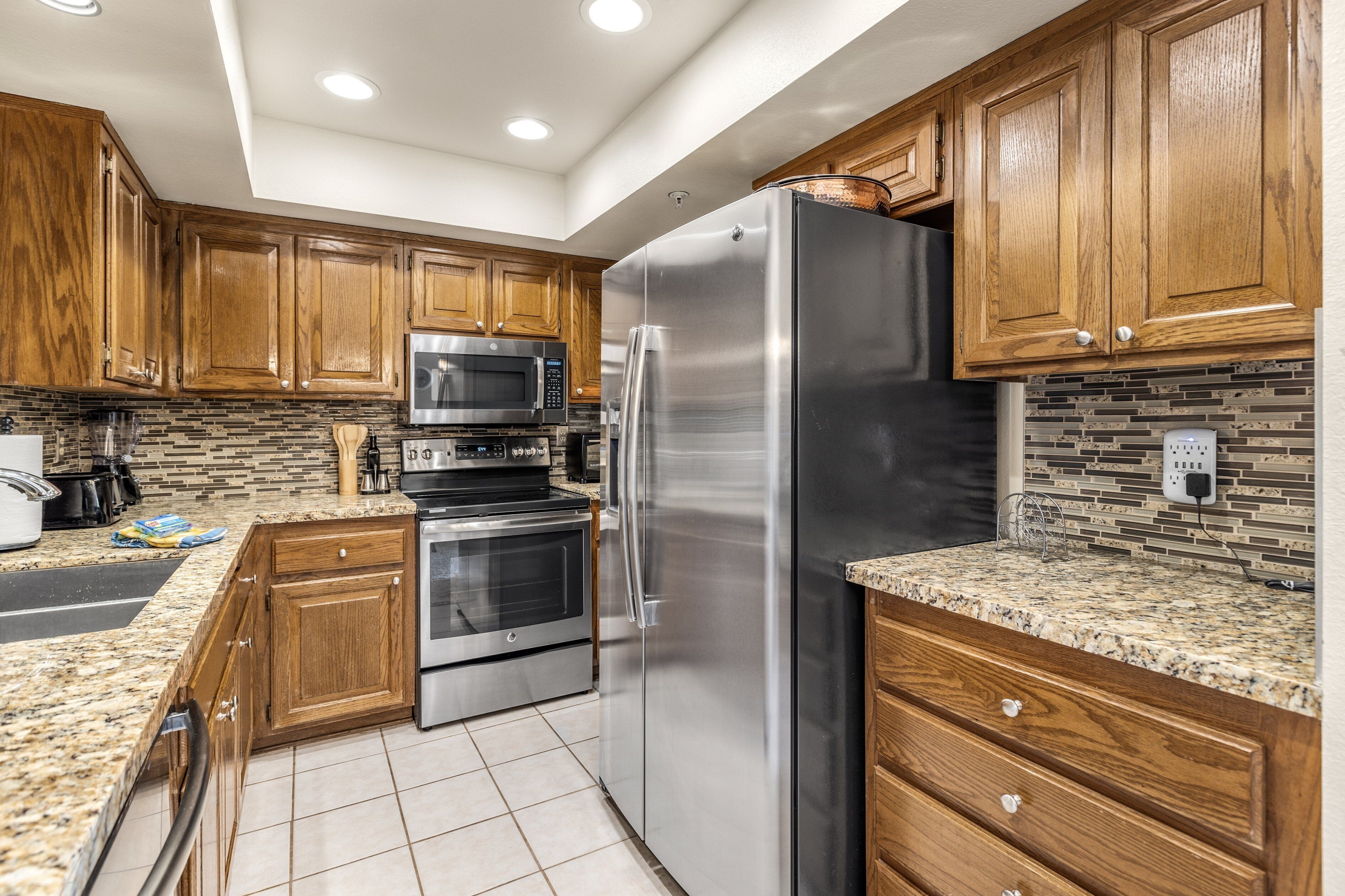 Condo, 2 Queen Beds, Balcony, Mountain View (Plaza Villas 554) | Private kitchen | Fridge, oven, coffee/tea maker, dining tables