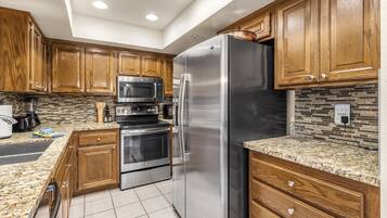 Condo, 2 giường cỡ queen, ban công, quang cảnh núi (Plaza Villas 554) | Bếp riêng | Tủ lạnh, lò nướng, dụng cụ pha cà phê/trà, bàn ăn