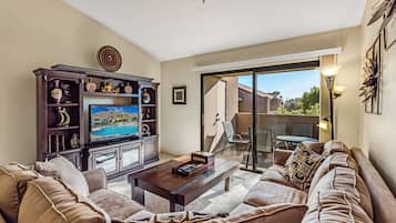 Condo, 2 Queen Beds, Balcony, Mountain View (Plaza Villas 554) | Living area | 42-inch flat-screen TV with digital channels