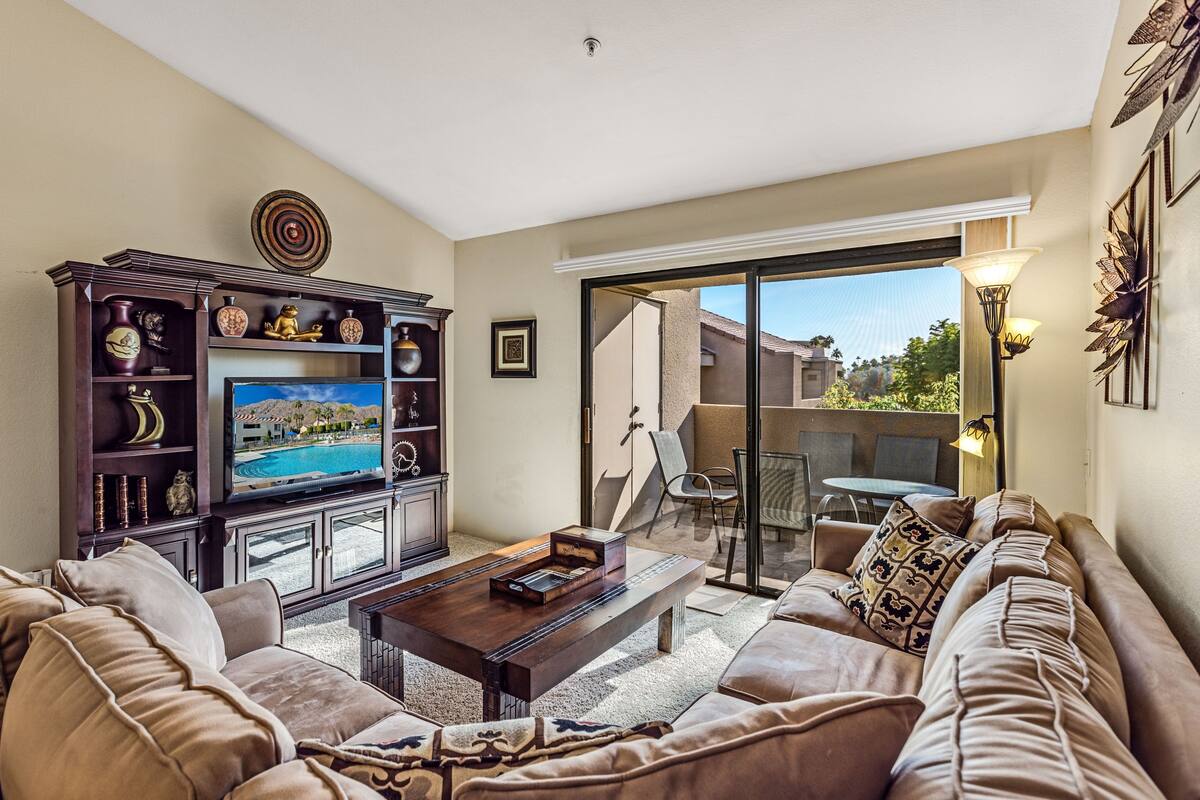 Bloc d'apartaments, 2 llits de matrimoni, balcó, vistes a la muntanya (Plaza Villas 554) | Sala d'estar | Televisor de pantalla plana de 42 polzades amb canals digitals