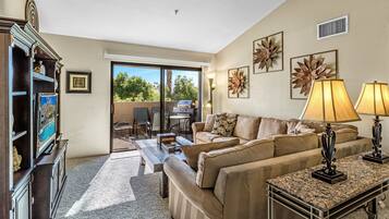 Kondominium, 2 Tempat Tidur Queen, balkon, pemandangan gunung (Plaza Villas 554) | Area keluarga | Televisi layar datar 42-inci dengan saluran TV digital