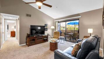 Condo, Berbilang Katil, Balcony, Mountain View (Plaza Villas 571) | Ruang tamu | 42 inci televisyen skrin rata dengan digital