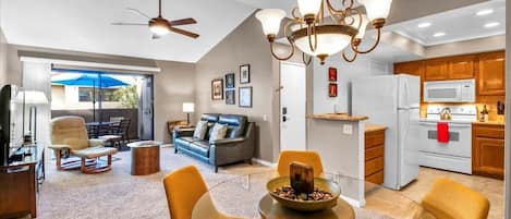 Apartamento, varias camas, balcón, vistas a la montaña (Plaza Villas 571) | Interior