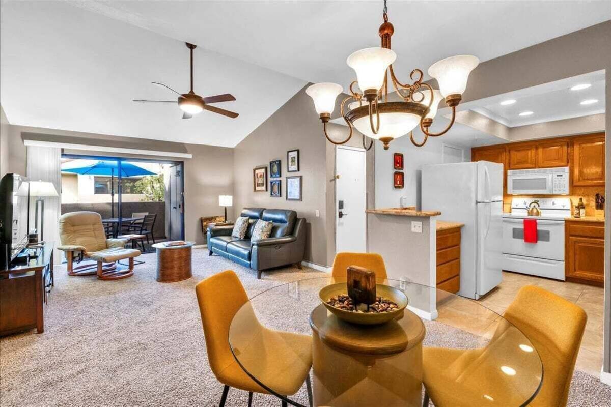 Condo, varias camas, balcón, vista a la montaña (Plaza Villas 571) | Interior