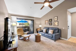 公寓客房, 多張床, 陽台, 山景 (Plaza Villas 571) | 起居區 | 42-吋平面電視，提供數位頻道