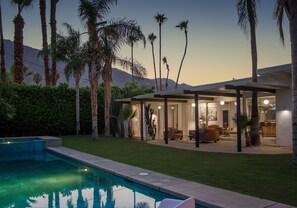 A modern house with a pool, outdoor seating, and palm trees. - Lost Oasis (Palm Springs)