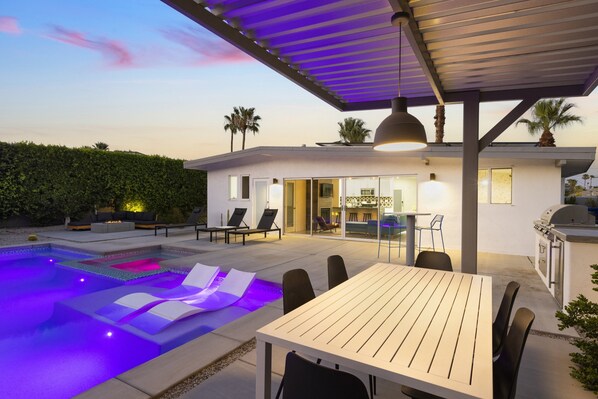 Outdoor dining - Colorful Kaleidoscope (Palm Springs)