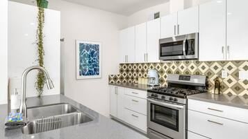 House, Multiple Beds, Pool Access, Pool View (Marcus) | Private kitchen