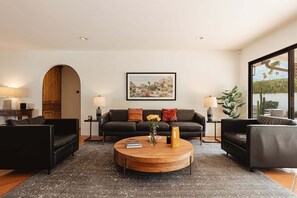 Ferienhaus, Mehrere Betten, Poolzugang, Poolblick (Cardillo 2) | Wohnbereich | Kamin