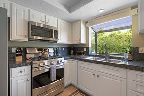 House, Multiple Beds, Pool Access, Mountain View (San Marino) | Private kitchen