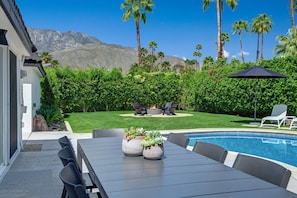 Outdoor dining - Arch House (Palm Springs)