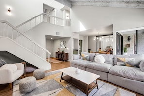 Condo, nhiều giường, sân hiên (Pueblo Vista) | Khu phòng khách | Lò sưởi