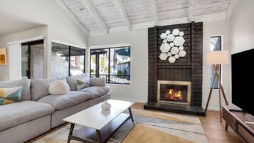 Condo, nhiều giường, sân hiên (Pueblo Vista) | Khu phòng khách | Lò sưởi