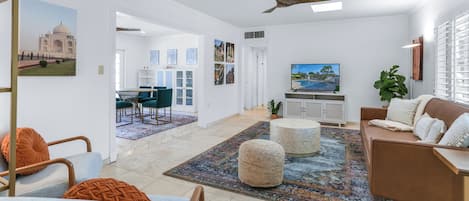 House, Multiple Beds, Pool Access, Pool View (Plaza Amigo) | Living area