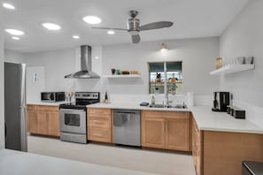 Maison, plusieurs lits, accès piscine, vue piscine (Plaza Amigo) | Cuisine privée