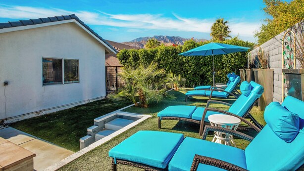 A backyard with a pool, lounge chairs, and a patio area. - Flora Vista Sunshine (Palm Springs)