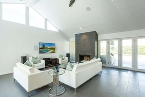 單棟房屋, 多張床, 可使用泳池, 泳池景 (Los Nietos) | 客廳 | 壁爐