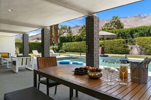 Outdoor dining - Villa Tranquilo (Palm Springs)