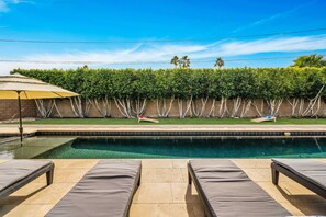A swimming pool with lounge chairs and an umbrella. - Mid-Century Elegance & Fun in Tahquitz River Estates (Palm Springs)
