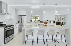 Talo, useita sänkyjä, pääsy uima-altaalle, näköala uima-altaalle (Viminal) | Yksityinen keittiö | Kahvin-/teenkeitin