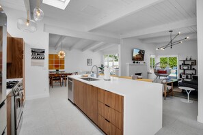 Maison, plusieurs lits, accès piscine, vue piscine (Sunair) | Cuisine privée | Cafetière/bouilloire