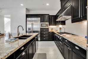 House, Multiple Beds, Pool Access, Mountain View (Champions) | Private kitchen