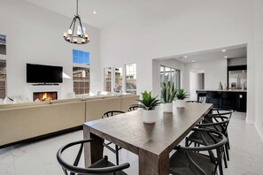 House, Multiple Beds, Pool Access, Mountain View (Champions) | Dining