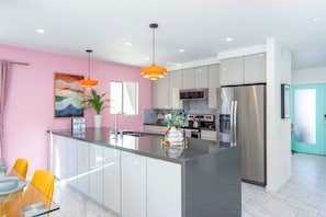 House, Multiple Beds, Pool Access, Pool View (Via Escuela) | Private kitchen