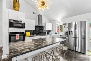 House, Multiple Beds, Pool Access, Pool View (Lujo) | Private kitchen