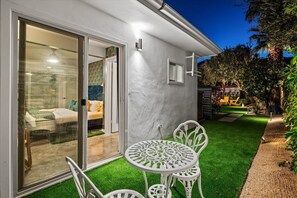 Talo, useita sänkyjä, pääsy uima-altaalle, näköala uima-altaalle (Lujo) | Ulkoruokailutilat