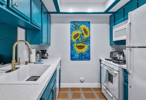 Condo, Multiple Beds, Patio, Garden View (Avenue 48) | Private kitchen