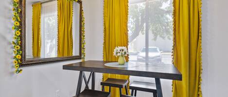 Huoneisto, useita sänkyjä, patio, näköala puutarhaan (Avenue 48) | Ruokailu