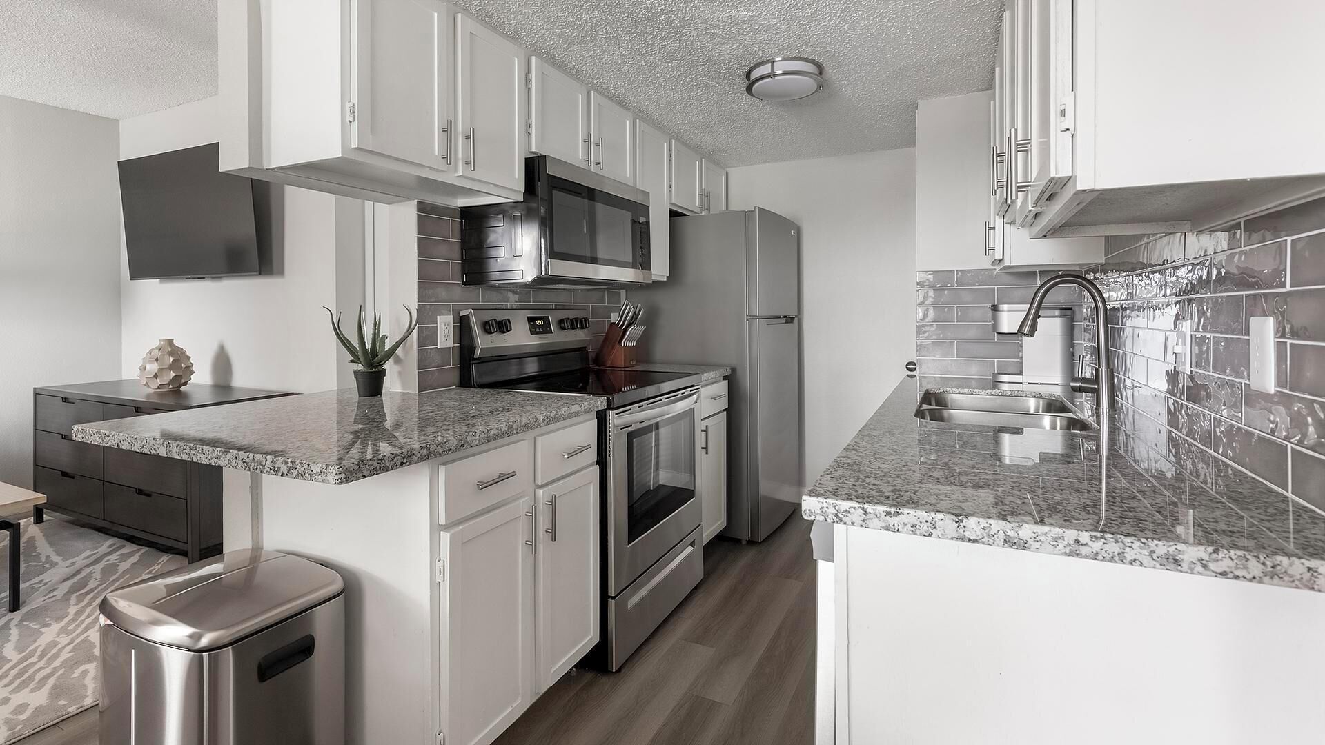 Frigorífico y mesa de comedor