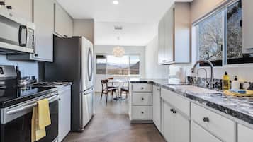 House, Multiple Beds, Patio, Mountain View (Scandia) | Private kitchen