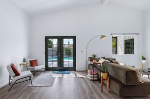 House, Multiple Beds, Pool Access, Mountain View (Mountain View) | Living area